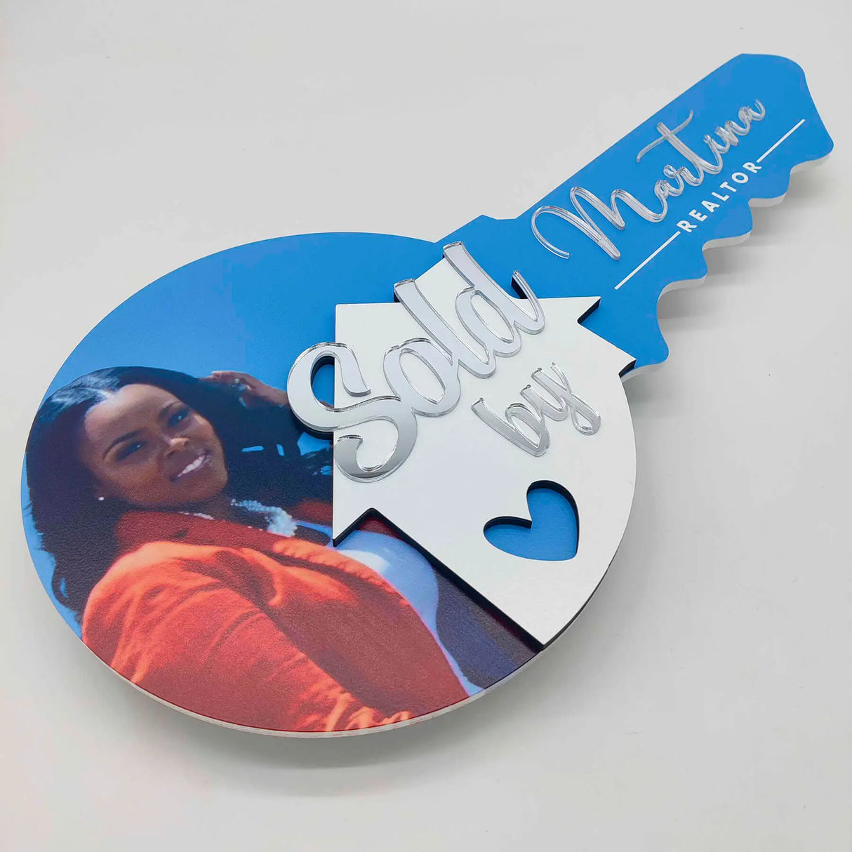 Blue Key Shaped Props «Sign with personal Photo» Round Sign (Silver Text)