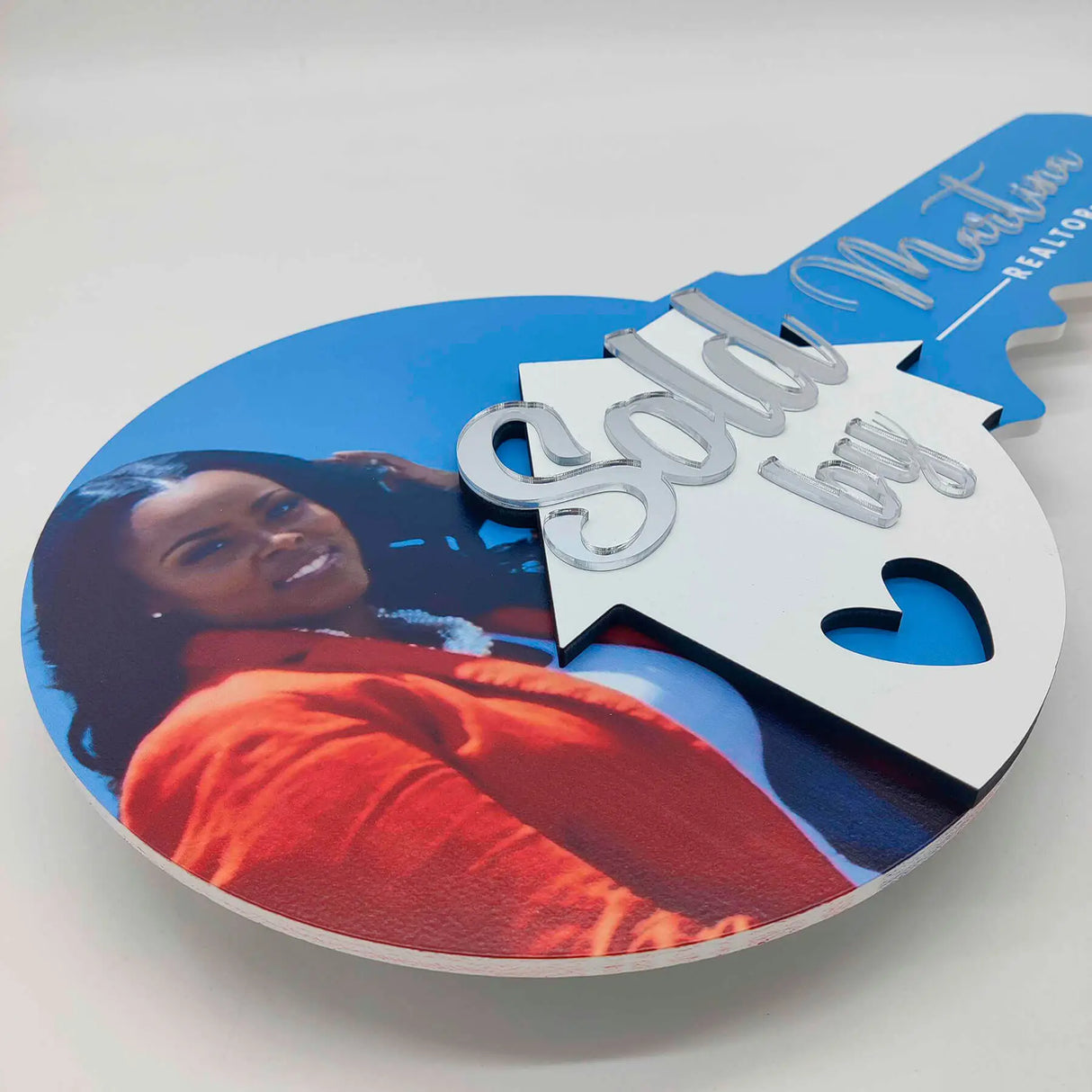 Blue Key Shaped Props «Sign with personal Photo» Round Sign (Silver Text)