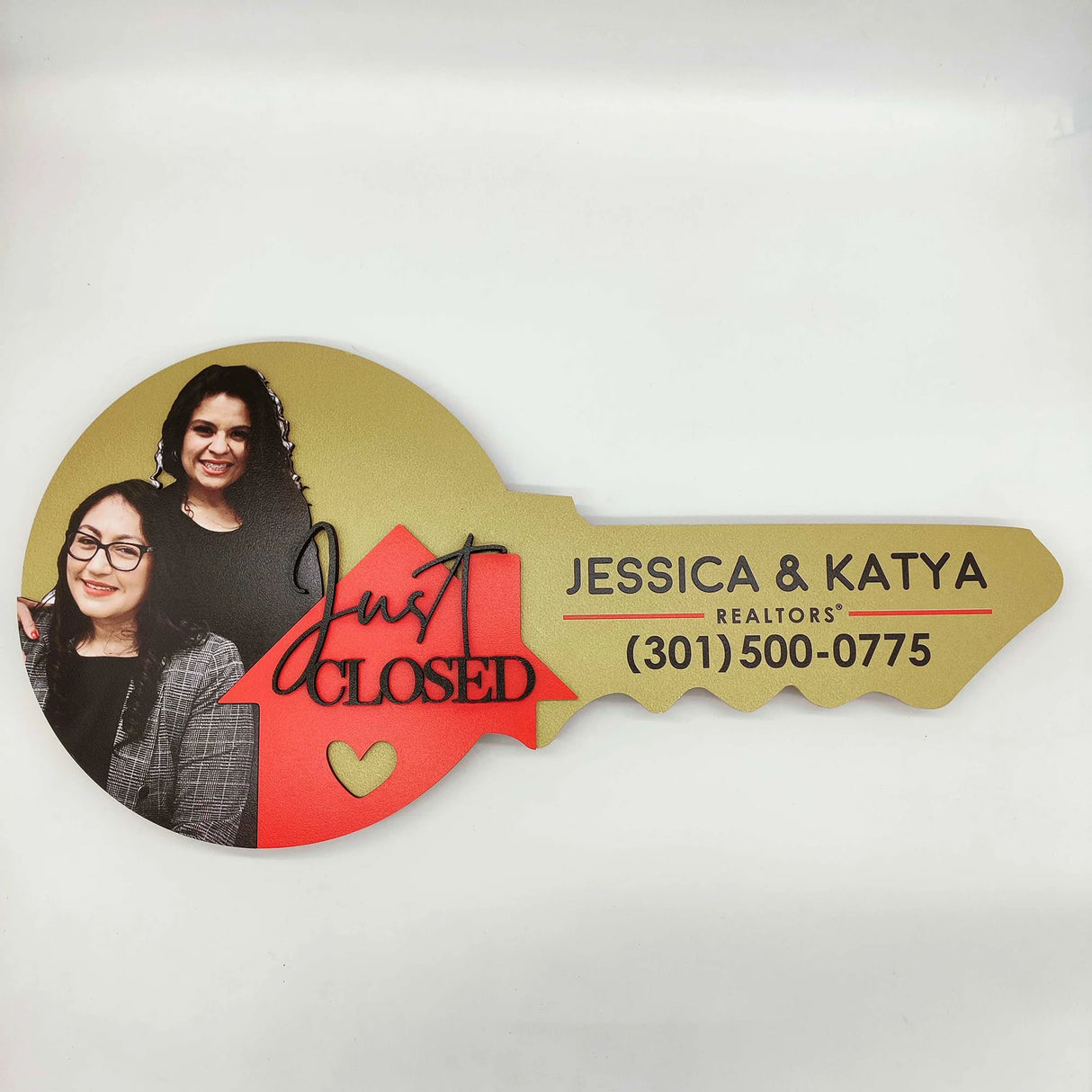 Round Key Shaped Sign Gold with Photo "Just Closed"