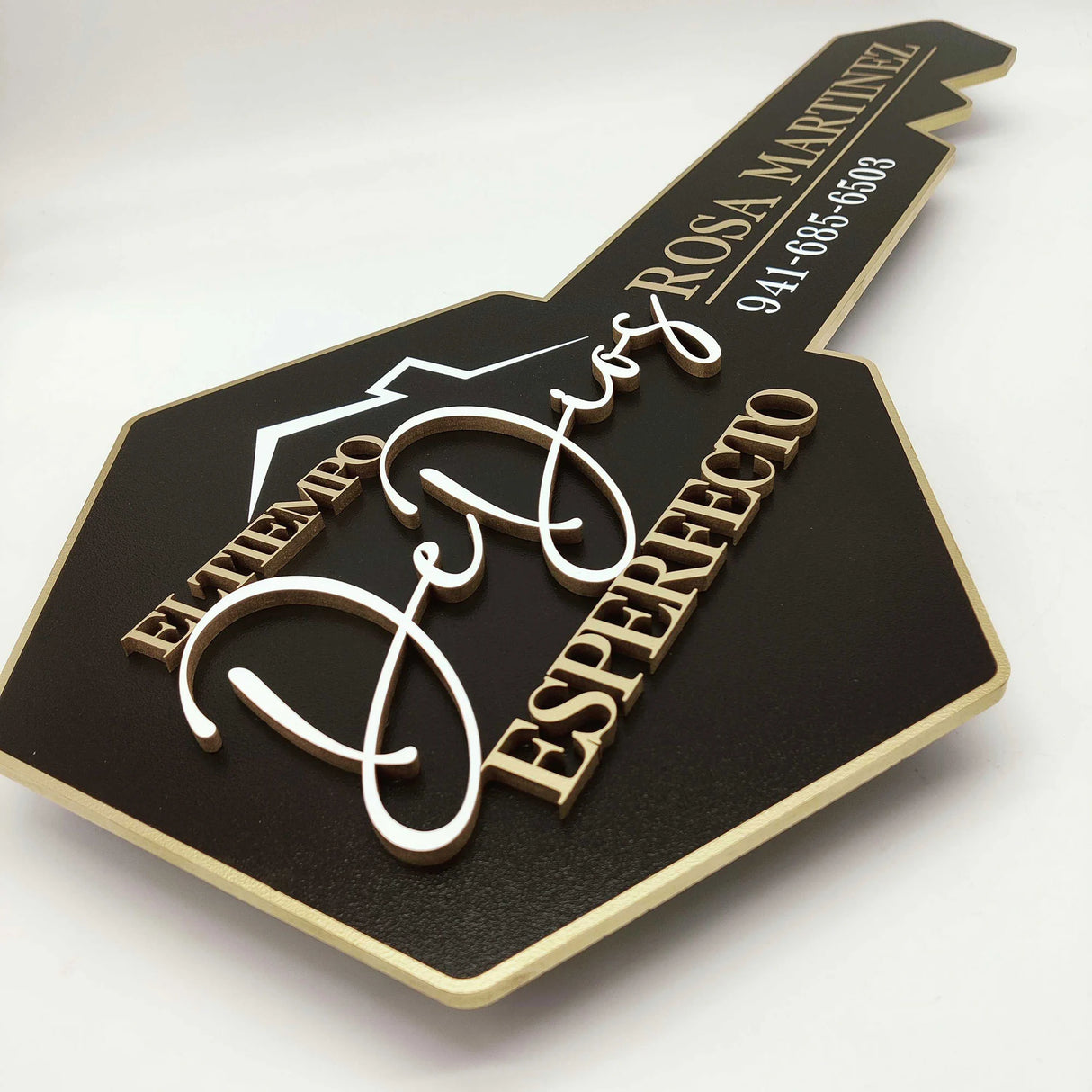 Key Shaped Sign Black with Gold text & outline "El Tiempo de Dios Esperfecto"
