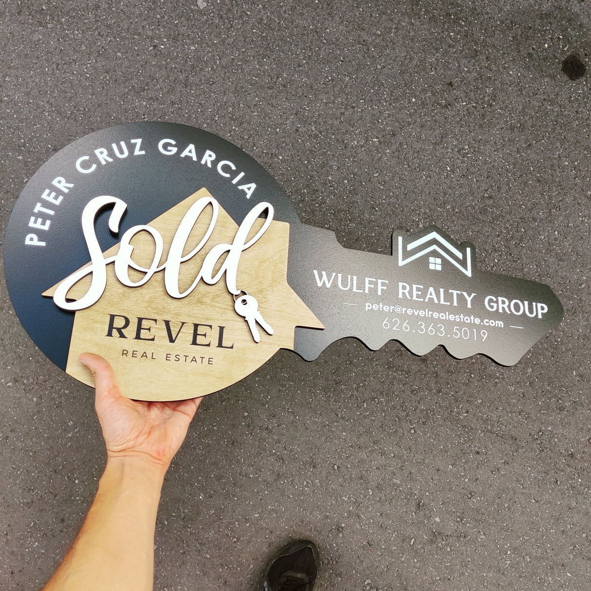 Key Shaped Prop «Sold with keys» Round Sign - Real Estate Store