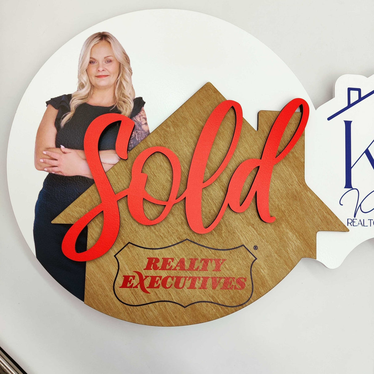 Round Key Shaped Sign "Sold" - Real Estate Store