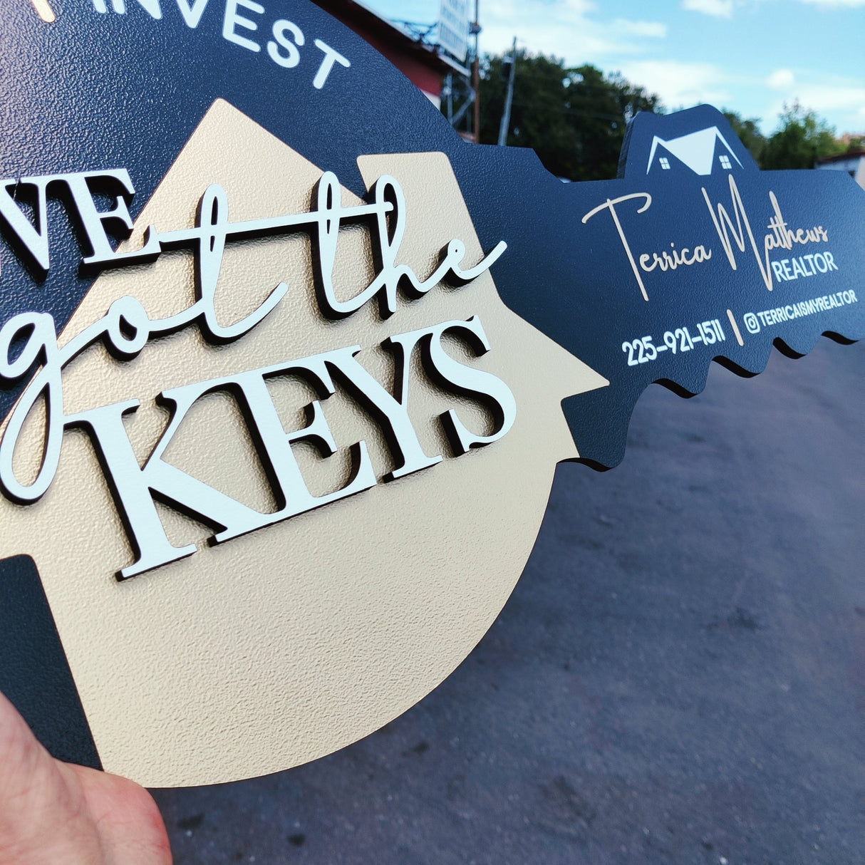Round Shaped Key Sign «Buy, Sell, Invest» - Real Estate Store