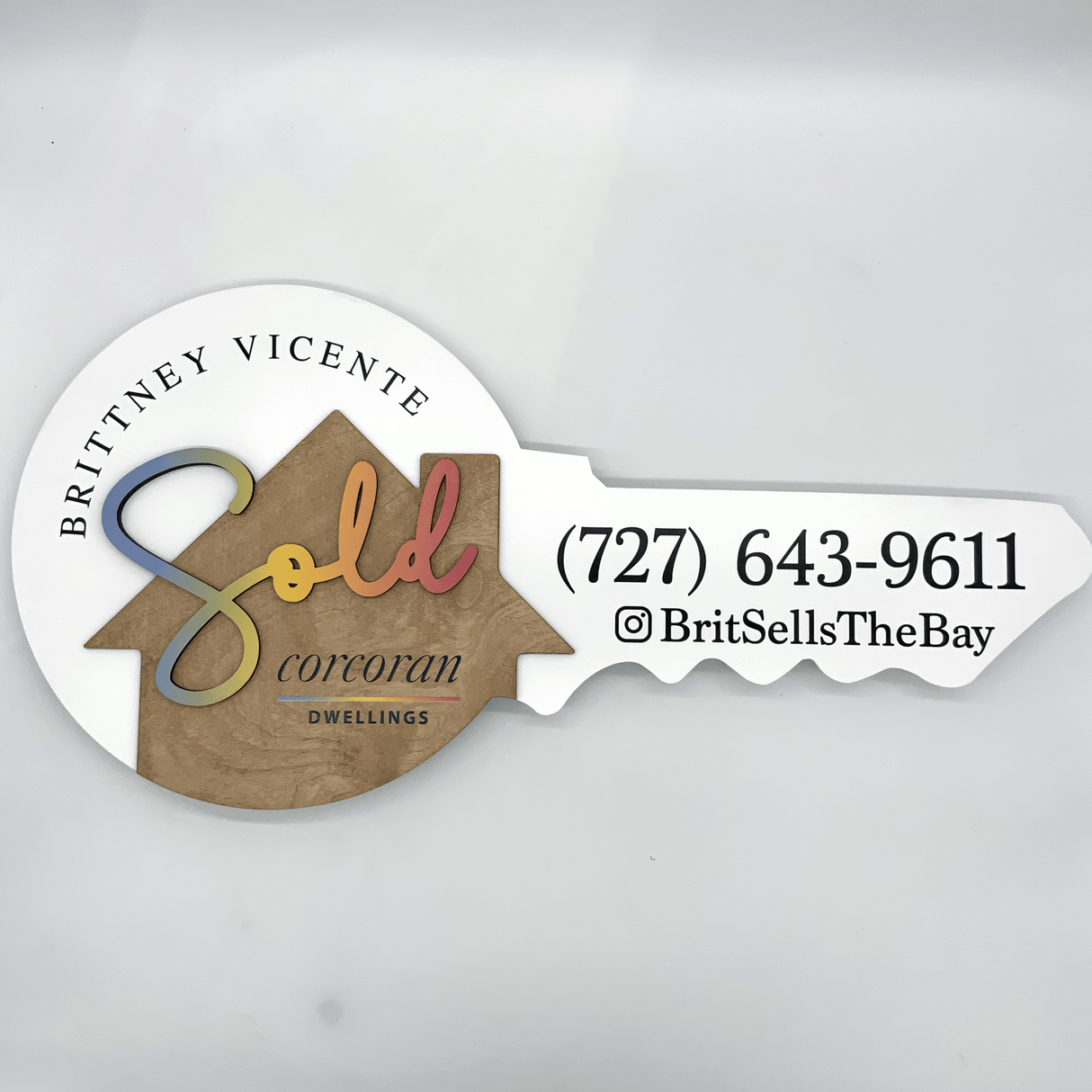 Round Shaped Key Sign with Gradient Text «Sold» for realtor - Real Estate Store