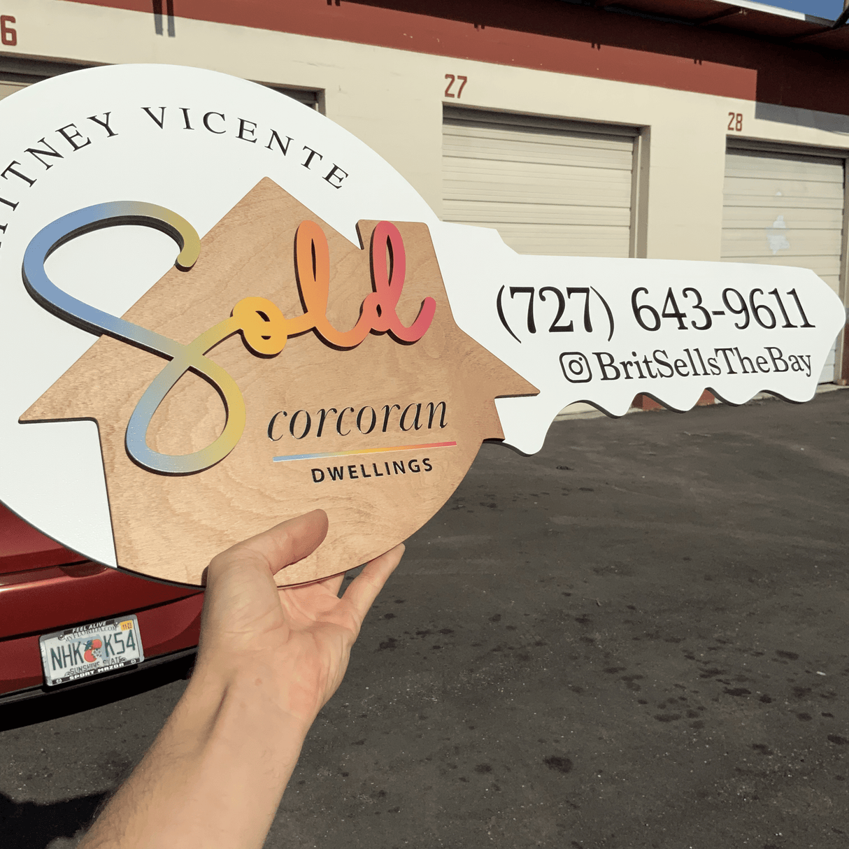 Round Shaped Key Sign with Gradient Text «Sold» for realtor - Real Estate Store