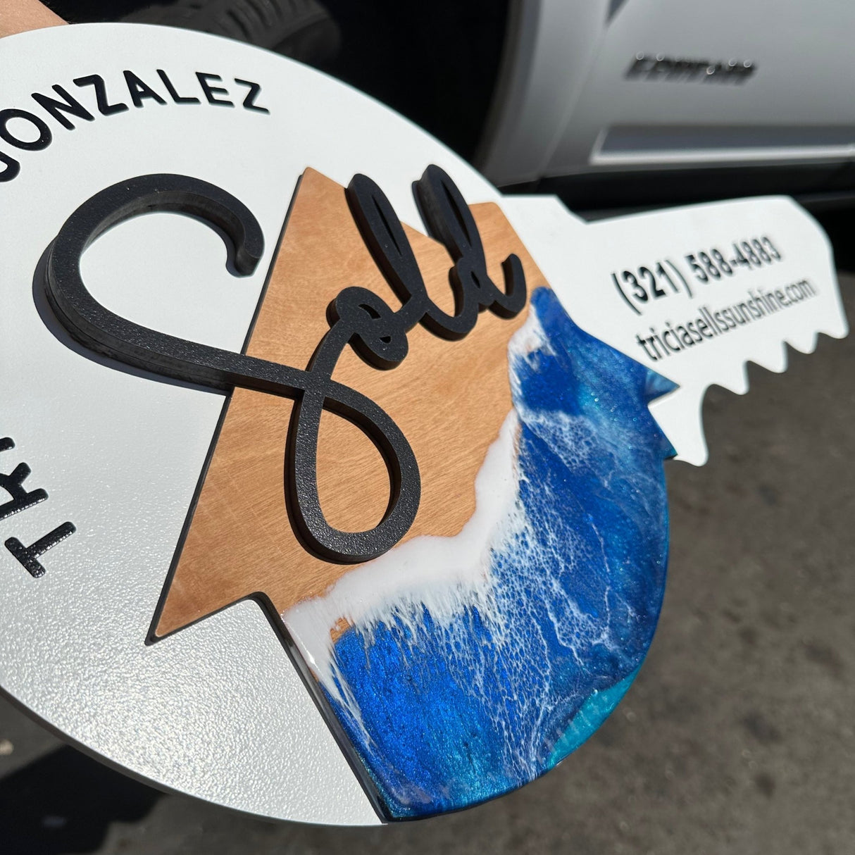 Round Shaped Sold Sign «Epoxy House» - Real Estate Store