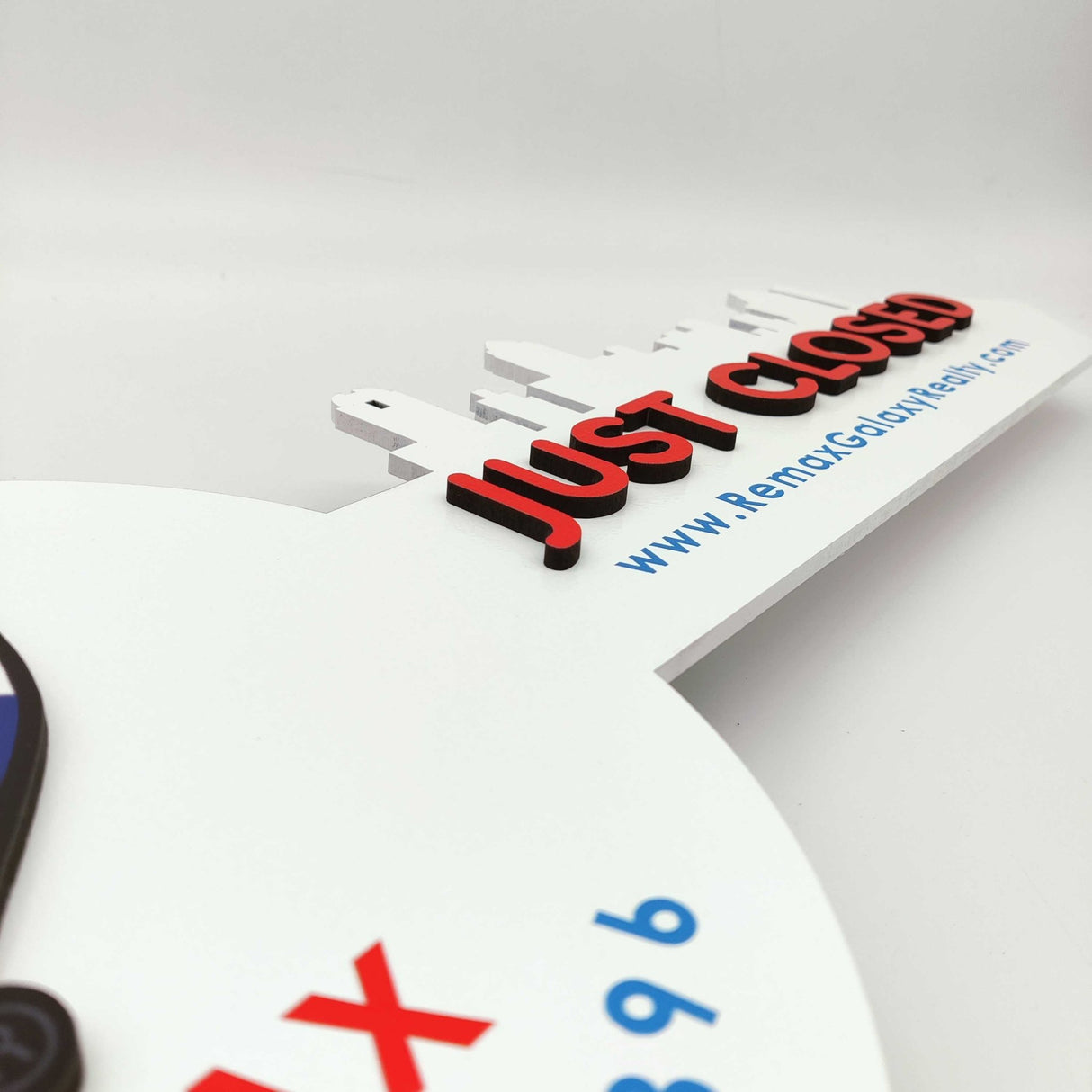 White Round Shaped Key «Remax» - Real Estate Store