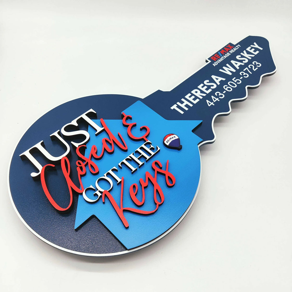 Round Key Shaped Sign Navy Blue with 3D text "Just Closed & Got the Keys"