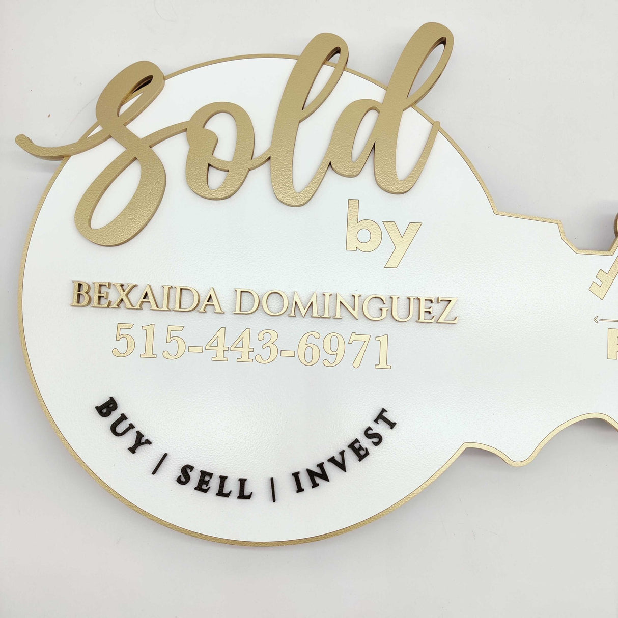 Key Shaped Prop Round Sign «Sold by» - Real Estate Store